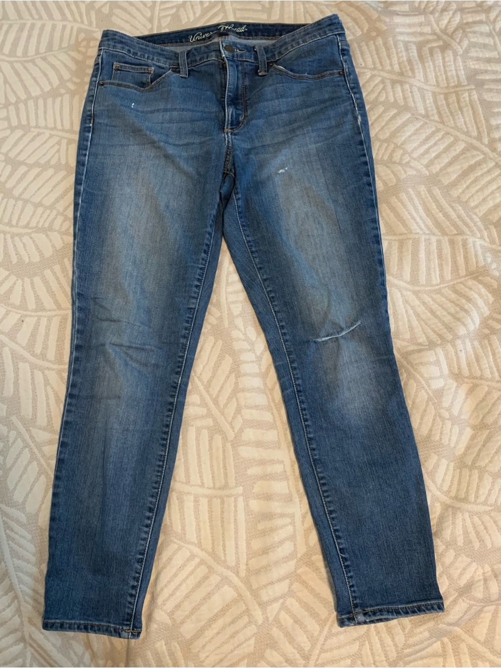 Universal Thread Women's Skinny Jeans in Medium Blue Wash 30 inches Waist